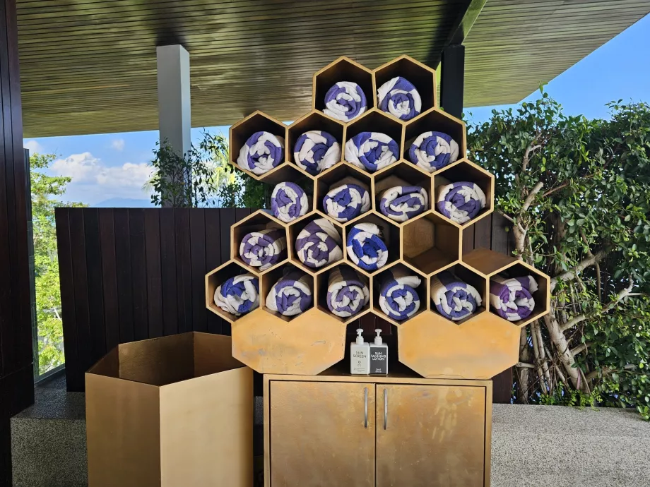 Serviettes et crème solaire à la piscine