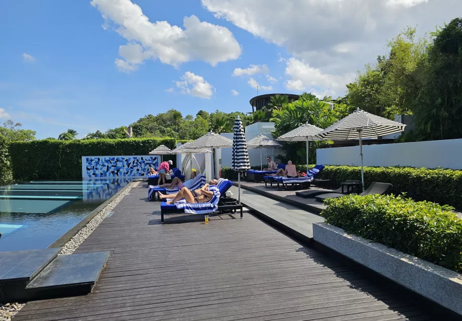 Chaises longues au bord de la piscine commune